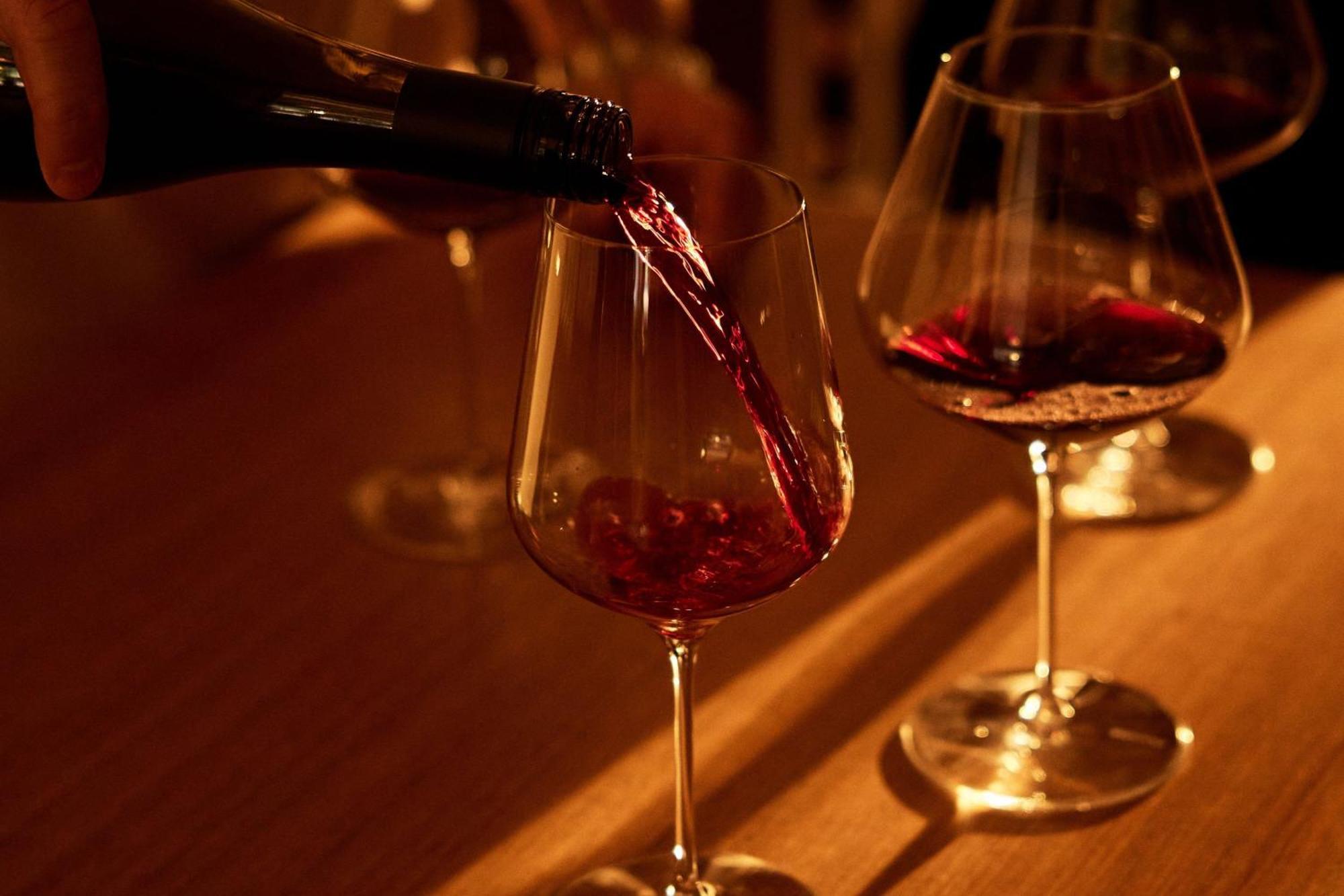 The Tasman, A Luxury Collection Hotel, Hobart Ngoại thất bức ảnh Wine being poured