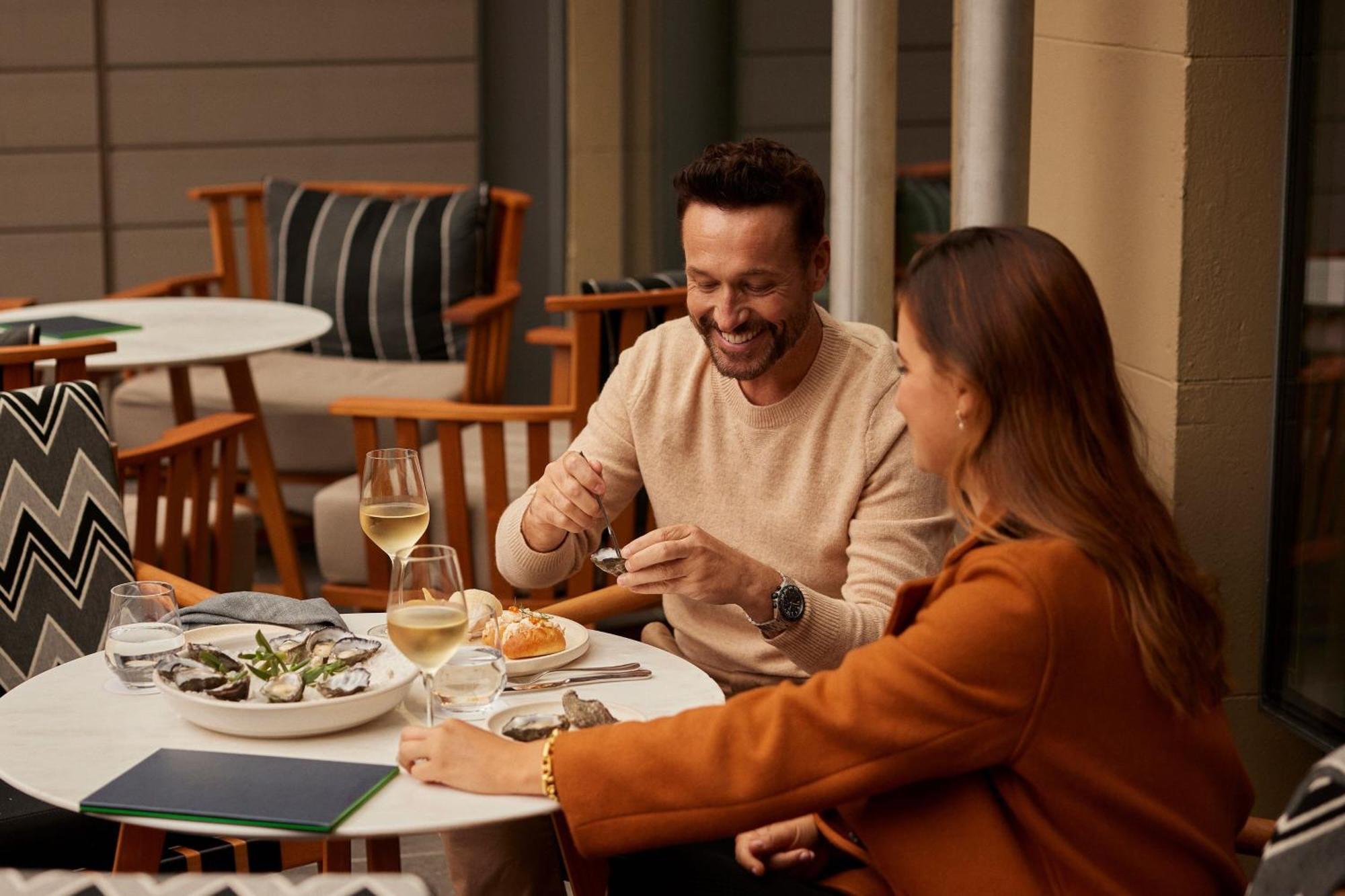 The Tasman, A Luxury Collection Hotel, Hobart Ngoại thất bức ảnh A couple dining at the restaurant